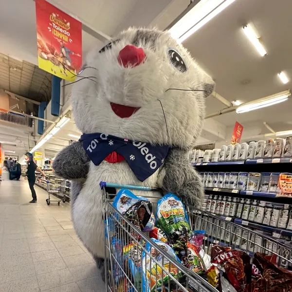 Botarga en activación de marca en supermercado
