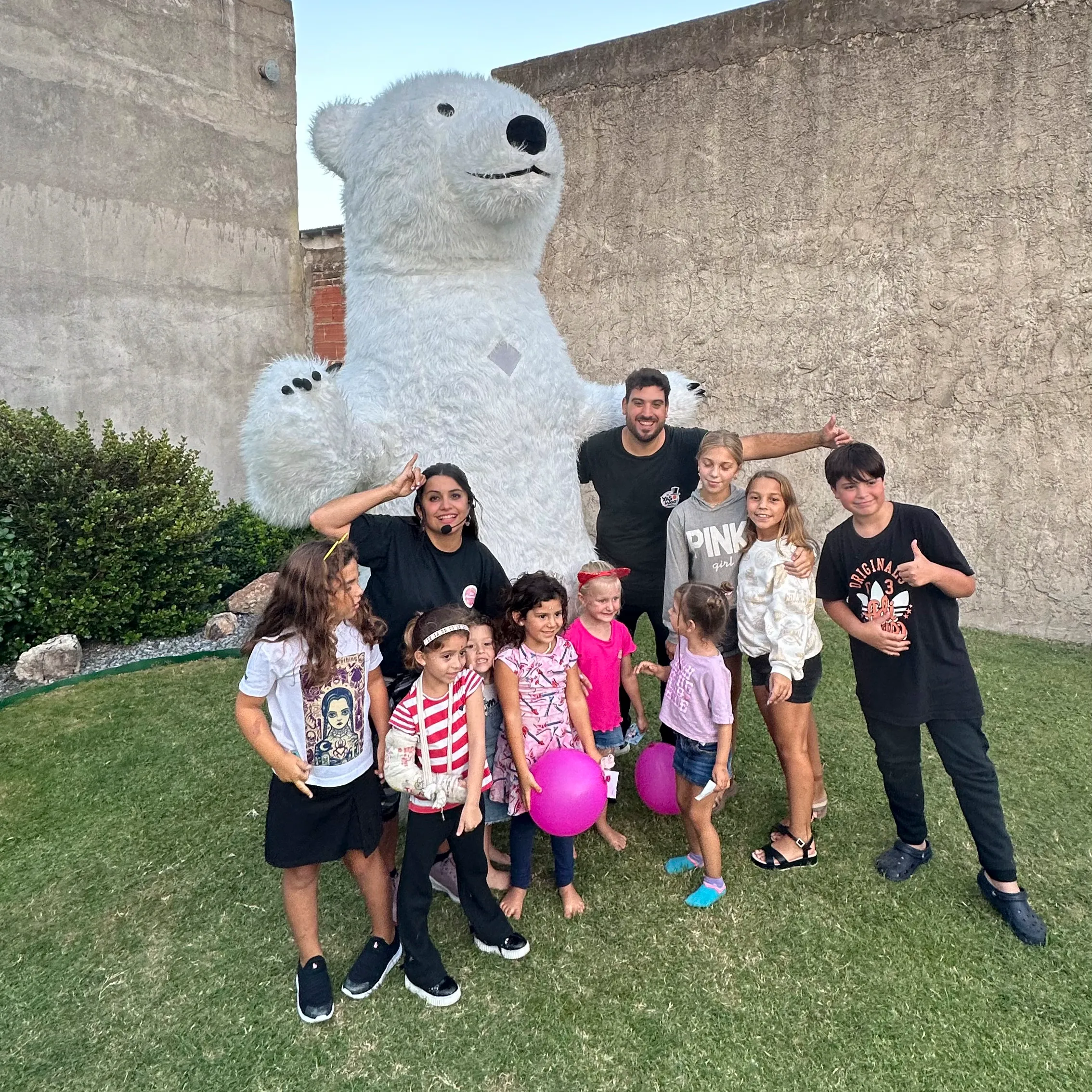 Equipo de Peluches Gigantes con niños en un evento