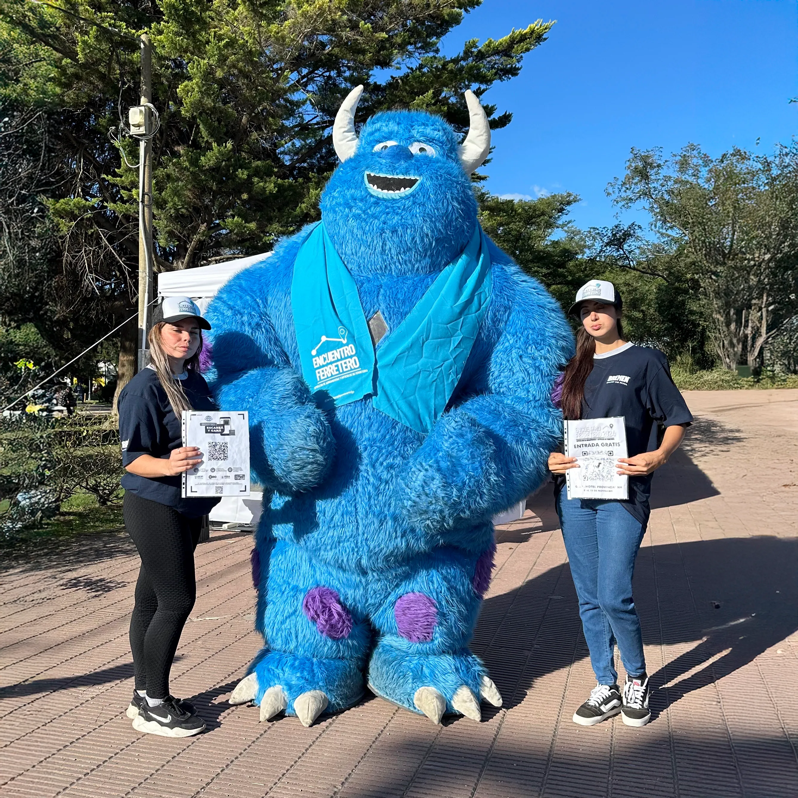 Stand de Peluches Gigantes en evento corporativo con animadores